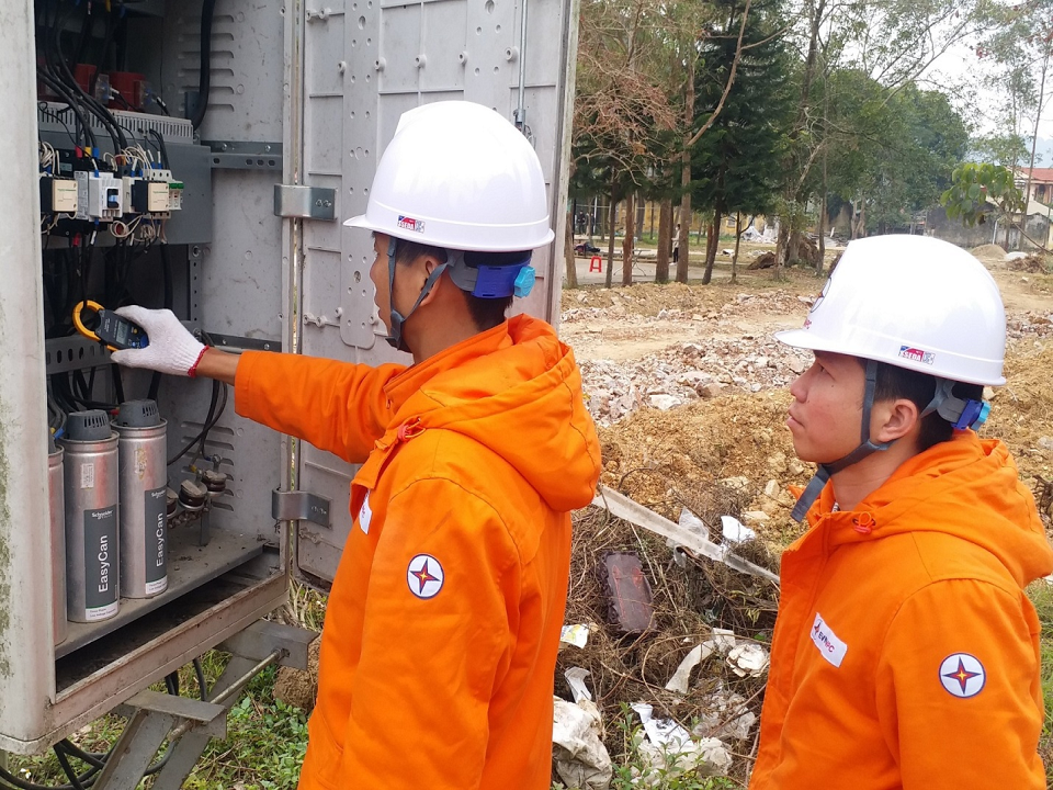 PC Lạng Sơn kiểm tra hệ thống lưới điện nhằm đảm bảo d&ograve;ng diện lu&ocirc;n được th&ocirc;ng suốt, phục vụ kh&aacute;ch h&agrave;ng an to&agrave;n, ổn định