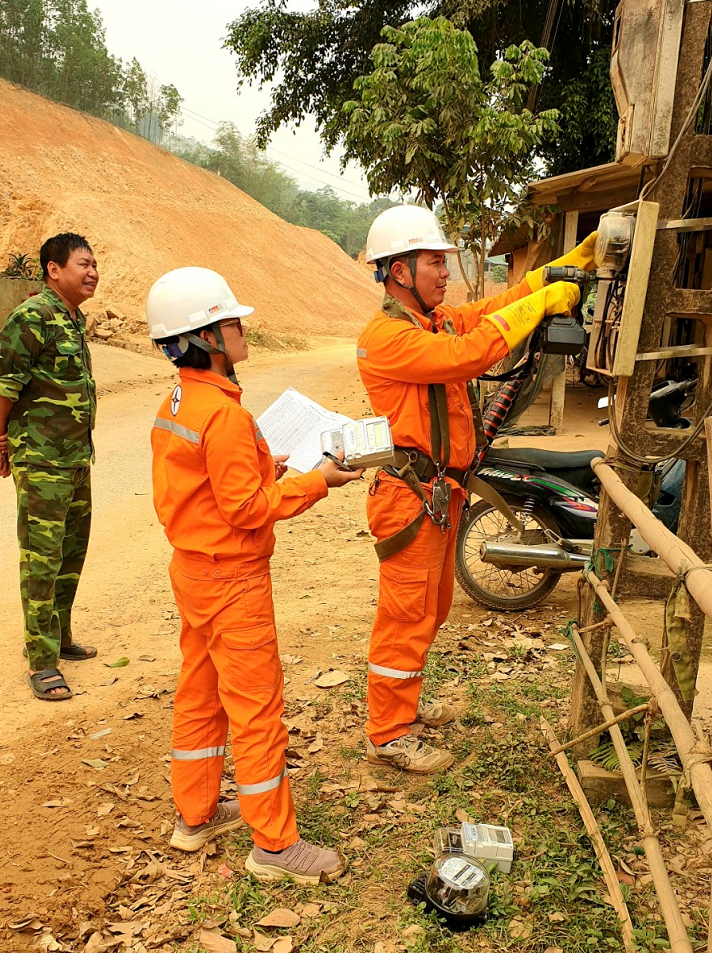 C&ocirc;ng nh&acirc;n ng&agrave;nh điện đang tập trung nguồn lực thay thế c&ocirc;ng tơ cơ kh&iacute; sang c&ocirc;ng tơ điện tử c&oacute; chức năng đo xa