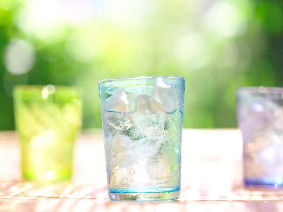 9 tác hại của việc uống nhiều nước lạnh ngày nắng nóng - Ảnh 1