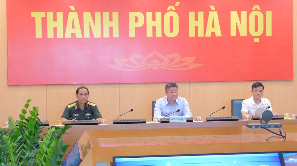 Ph&oacute; Chủ tịch UBND TP Nguyễn Mạnh Quyền tham dự hội nghị tại điểm cầu H&agrave; Nội. Ảnh: Trọng T&ugrave;ng.