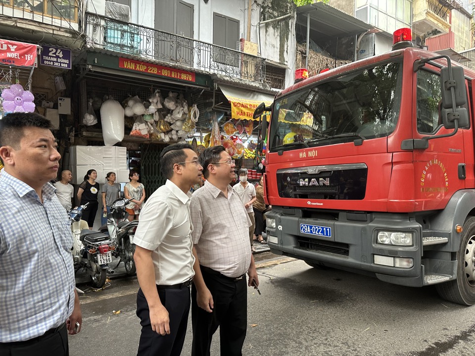 Ph&oacute; Chủ tịch Thường trực UBND quận Ho&agrave;n Kiếm Nguyễn Anh Qu&acirc;n v&agrave; Ph&oacute; Chủ tịch UBND Quận Ho&agrave;n Kiếm Trịnh Ho&agrave;ng T&ugrave;ng chỉ đạo c&ocirc;ng t&aacute;c chữa ch&aacute;y tại hiện trường.