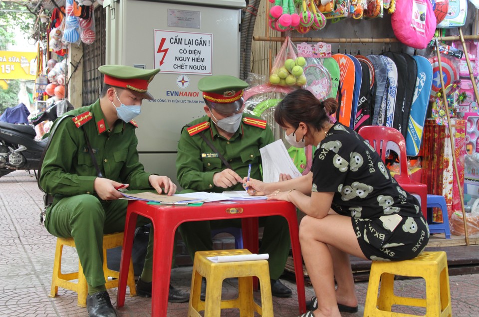 Lực lượng chức năng lập bi&ecirc;n bản xử phạt h&agrave;nh ch&iacute;nh với&nbsp; trường hợp chiếm dụng h&egrave; phố l&agrave;m nơi kinh doanh.