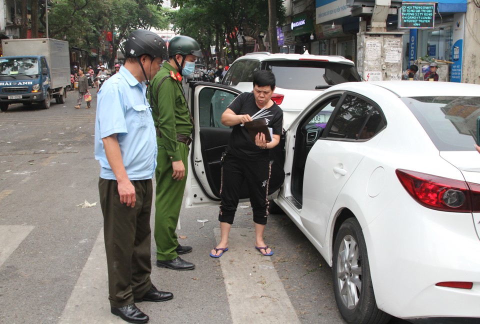 Lực lượng chức năng phường Ngọc L&acirc;m xử l&yacute; t&igrave;nh trạng xe &ocirc; t&ocirc; dừng đỗ đ&egrave; l&ecirc;n phần đường d&agrave;nh cho người đi bộ.