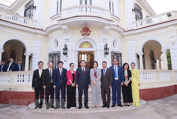 Chủ tịch Quốc hội Vương Đ&igrave;nh Huệ chụp ảnh lưu niệm với đại biểu tại Đại sứ qu&aacute;n Việt Nam tại Cuba. (Ảnh: Do&atilde;n Tấn/TTXVN) &nbsp;