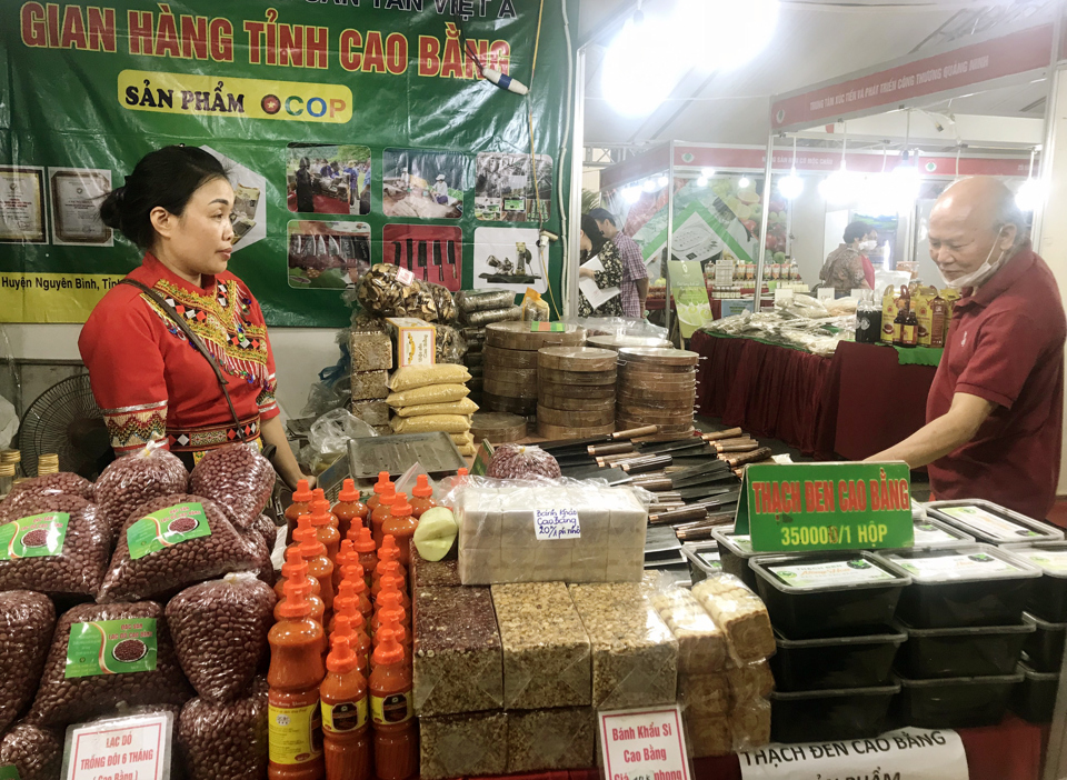 Người ti&ecirc;u d&ugrave;ng mua đặc sản Cao Bằng tại Tuần h&agrave;ng Việt tổ chức tại quận Long Bi&ecirc;n (20/4). Ảnh: Ho&agrave;i Nam