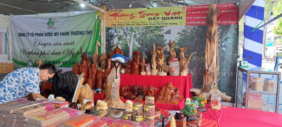 Gian h&agrave;ng trầm hương của tỉnh Quảng Nam tại hội chợ. (ảnh: T&acirc;n Tiến).