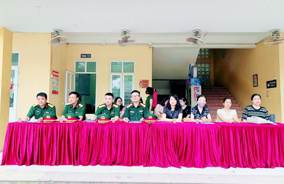 C&aacute;n bộ Ban CHQS huyện Thanh Tr&igrave; v&agrave; đại diện Trường THPT Ngọc Hồi tại buổi tư vấn, hướng nghiệp cho học sinh.