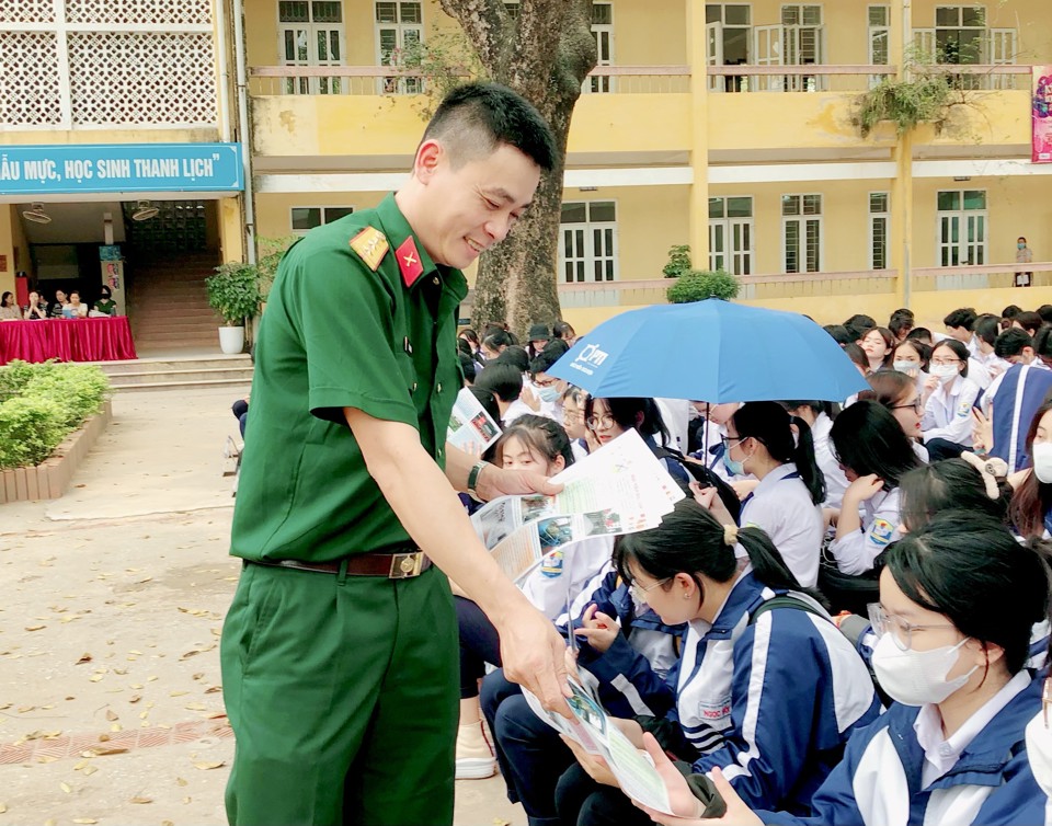 Huyện Thanh Trì: Tư vấn tuyển sinh vào các trường trong quân đội - Ảnh 1