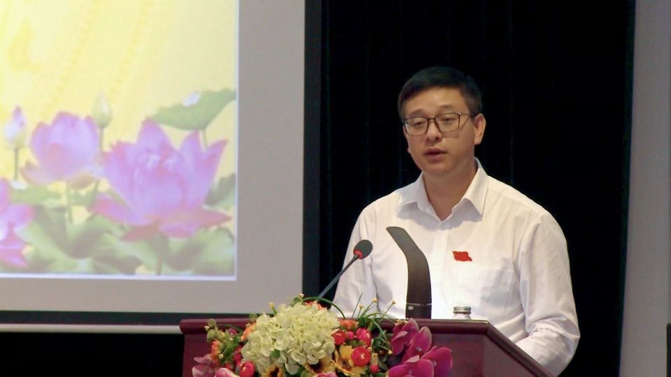 Ph&oacute; Chủ tịch UBND huyện Thanh Tr&igrave; Nguyễn Văn Hưng trả lời chất vấn