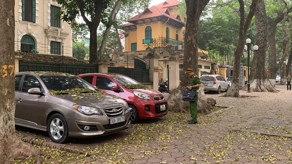 Xe &ocirc; t&ocirc; dừng đỗ tr&agrave;n lan hai b&ecirc;n vỉa h&egrave; phố Phan Đ&igrave;nh Ph&ugrave;ng.