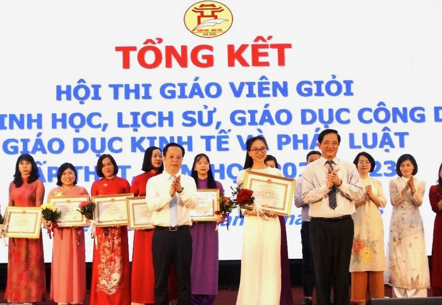 Giám đốc Sở GD&ĐT Trần Thế Cương cùng Phó Giám đốc Sở GD&ĐT Phạm Xuân Tiến trao giải cho các giáo viên giỏi tại hội thi