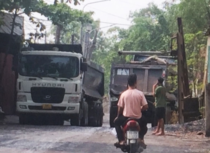 Tr&ecirc;n đường Cống Lở, c&oacute; một barie chắn ngang, do c&aacute;c chủ xe tải d&agrave;nh quyền kiểm so&aacute;t, chỉ cho ph&eacute;p xe của những doanh nghiệp "nội bộ" được quyền đi qua mỗi ng&agrave;y.