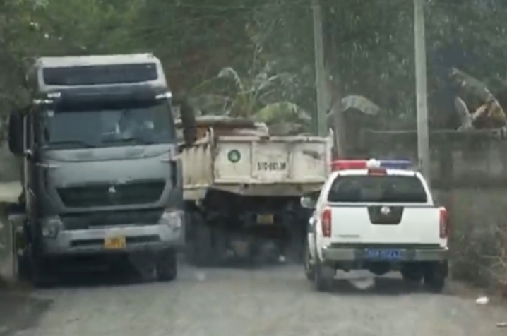 Con đường Cống Lở (thuộc phường Phước Tân, TP Biên Hòa) với biển cấm xe tải trên 5 tấn, nhưng hàng ngày xe tải trọng lớn hàng chục tấn vẫn lưu thông. 