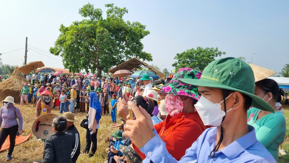 Lễ hội thu h&uacute;t đ&ocirc;ng đảo người d&acirc;n, du kh&aacute;ch v&agrave; học sinh tham gia.