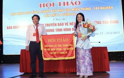 B&aacute;o Quảng Trị trao cờ đăng cai Hội thảo v&agrave;o năm 2024 cho B&aacute;o L&acirc;m Đồng