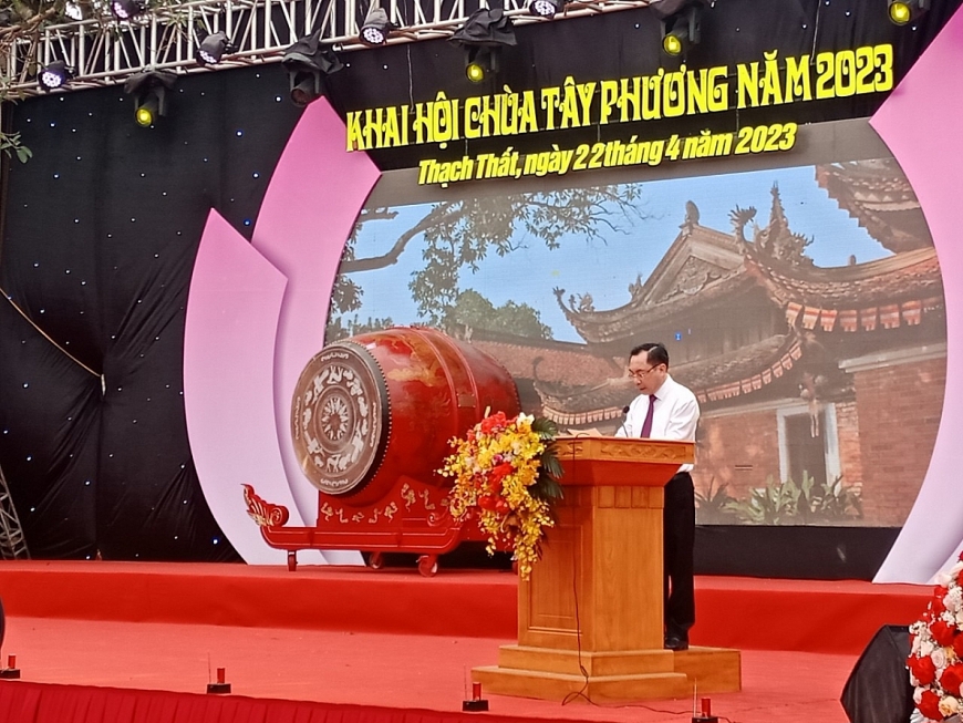 Chủ tịch UBND huyện Thạch Thất Nguyễn Mạnh Hồng ph&aacute;t biểu tại lễ khai hội ch&ugrave;a T&acirc;y Phương năm 2023.