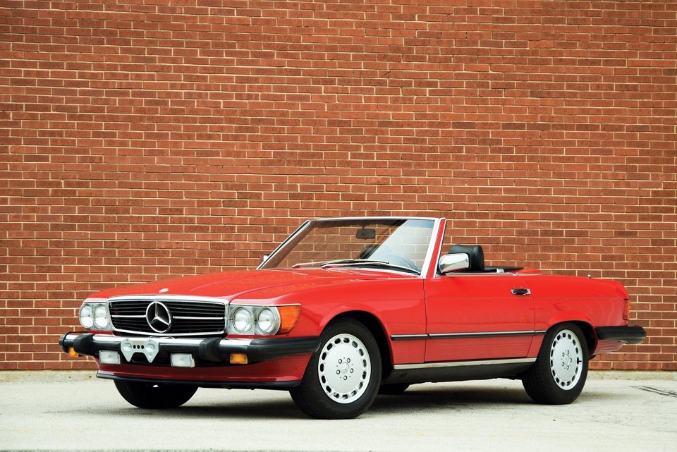 Chiếc Mercedes-Benz 560SL được sản xuất năm 1984 tại Đức với c&aacute;c t&iacute;nh năng th&ocirc;ng minh mới nhất thời kỳ bấy giờ như hệ thống phun nhi&ecirc;n liệu điện tử v&agrave; hộp số tự động bốn cấp (Nguồn: Internet)
