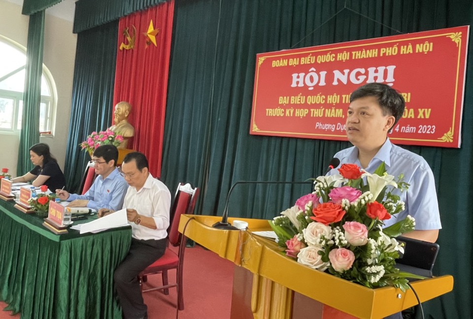 Ph&oacute; Chủ nhiệm Ủy ban Khoa học C&ocirc;ng nghệ v&agrave; M&ocirc;i trường của Quốc hội Tạ Đ&igrave;nh Thi b&aacute;o c&aacute;o tại buổi tiếp x&uacute;c cử tri huyện Ph&uacute; Xuy&ecirc;n