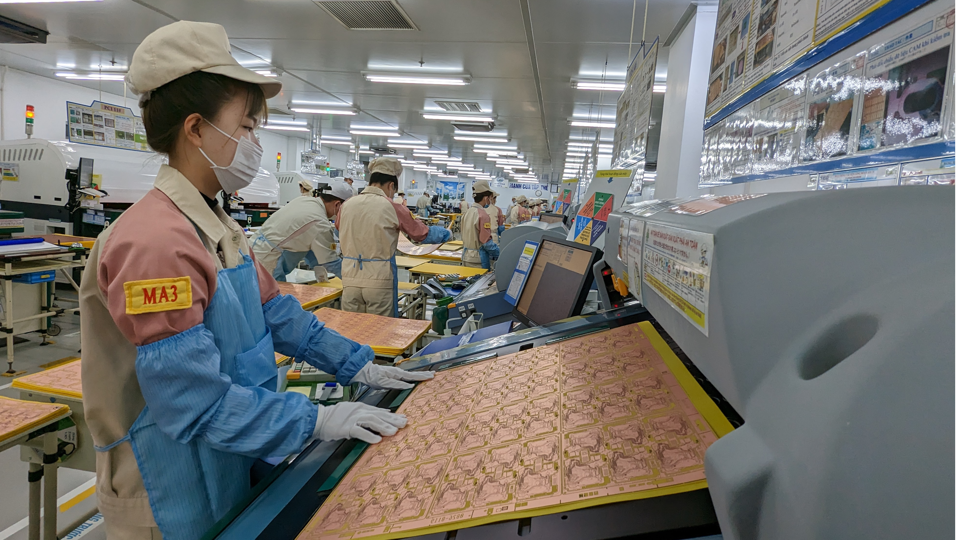 Sản xuất linh kiện tại C&ocirc;ng ty TNHH Điện tử Meiko Việt Nam, khu c&ocirc;ng nghiệp Thạch Thất. Ảnh: Hải Linh