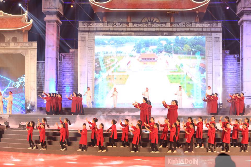 Màn trình diễn ấn tượng của 100 nghệ nhân hát xoan và 200 học sinh tiểu học là con cháu của các nghệ nhân tại Lễ khai mạc Hội đền Hùng 2023. Ảnh: Ngọc Tú