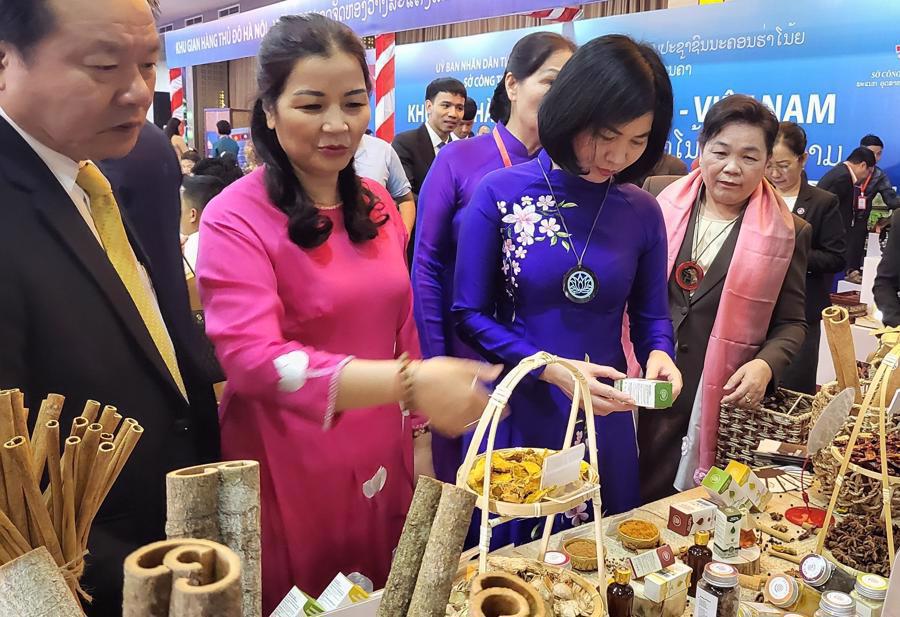 Phó Chủ tịchThường trực HĐND TP Hà Nội Phùng Thị Hồng Hà (thứ 3 từ trái sang) tham quan một gian trưng bày sản phẩm nông sản tại hội nghị.