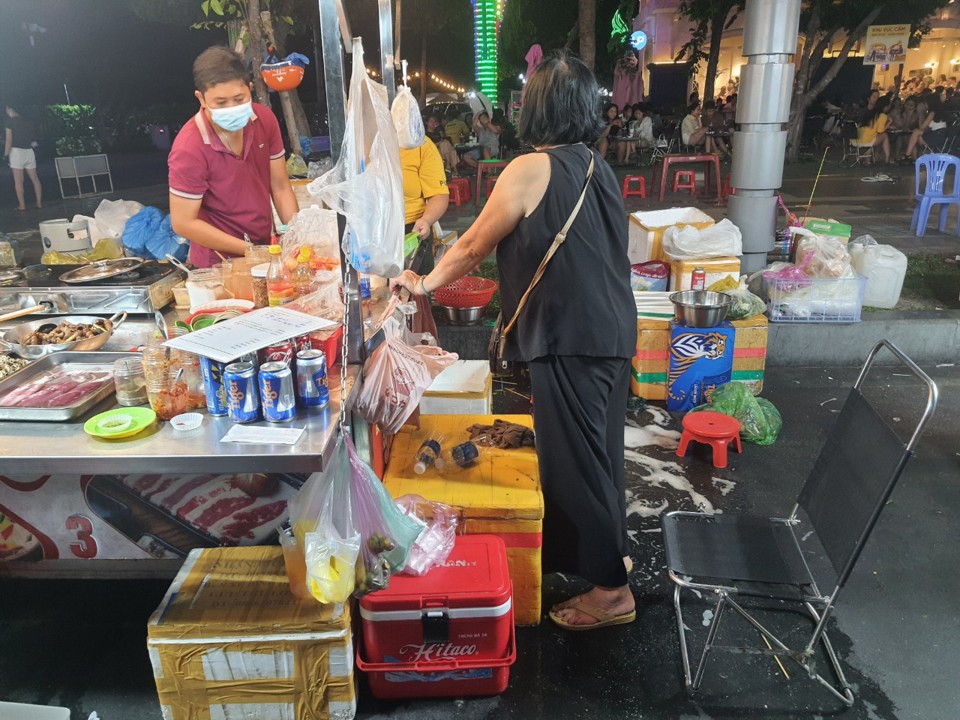 Đồ ăn thức uống, đồ chi&ecirc;n x&agrave;o nấu, cả bia rượu b&agrave;y b&aacute;n ngay giữa l&ograve;ng đường. Ảnh: Chụp tối 22/4.