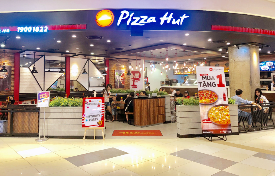 Pizza Hut tại trung t&acirc;m thương mại AEON-một trong những thương hiệu quốc tế nhượng quyền tại Việt Nam. Ảnh: Ho&agrave;i Nam