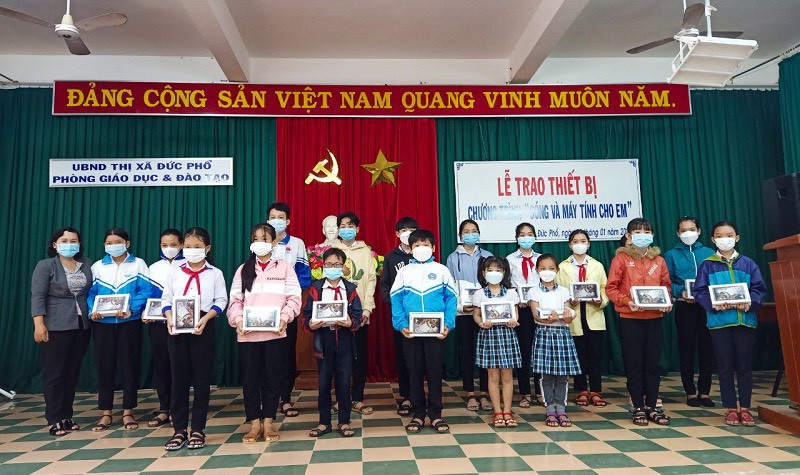 Chương tr&igrave;nh &ldquo;S&oacute;ng v&agrave; m&aacute;y t&iacute;nh cho em&rdquo; gi&uacute;p học sinh ngh&egrave;o được tiếp cận thiết bị học tập hiện đại.