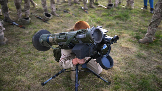 Một binh l&iacute;nh Ukraine sử dụng vũ kh&iacute; chống tăng Javelin do Mỹ sản xuất trong qu&aacute; tr&igrave;nh huấn luyện. Nguồn RT