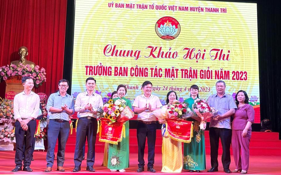 L&atilde;nh đạo huyện Thanh Tr&igrave; trao giải Nh&igrave; cho 2 th&iacute; sinh đạt giải.
