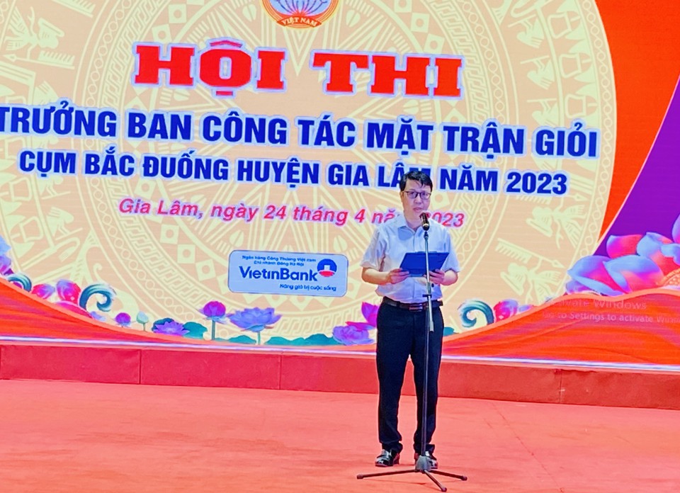 Ph&oacute; Chủ tịch Ủy ban MTTQ huyện Gia L&acirc;m Nguyễn Văn Đạt ph&aacute;t biểu khai mạc hội thi.