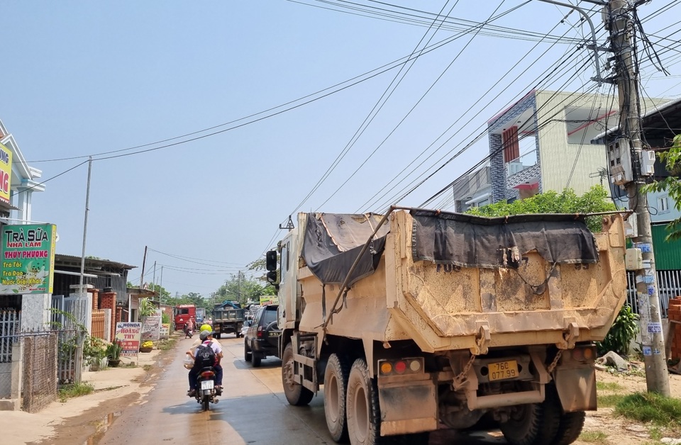 D&ugrave; mặt đường đ&atilde; được tưới nước để hạn chế bụi nhưng do lưu lượng xe qu&aacute; lớn n&ecirc;n vẫn kh&ocirc;ng đảm bảo vệ sinh m&ocirc;i trường.