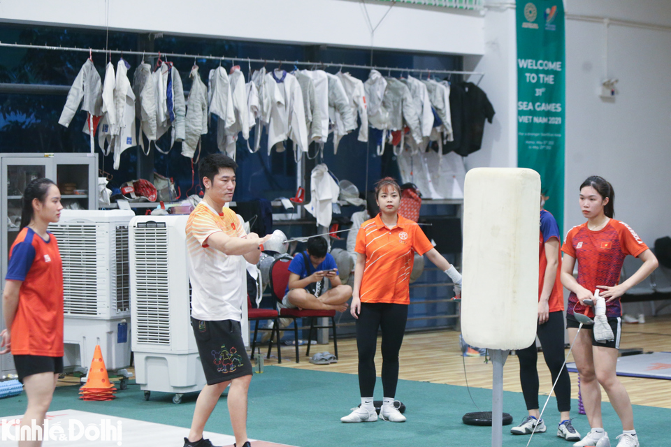 VĐV đấu kiếm nữ Việt Nam miệt mài tập luyện đêm cho SEA Games 32 - Ảnh 2