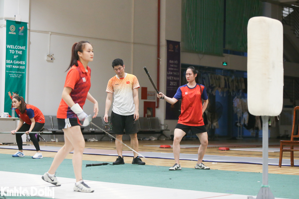 VĐV đấu kiếm nữ Việt Nam miệt mài tập luyện đêm cho SEA Games 32 - Ảnh 5