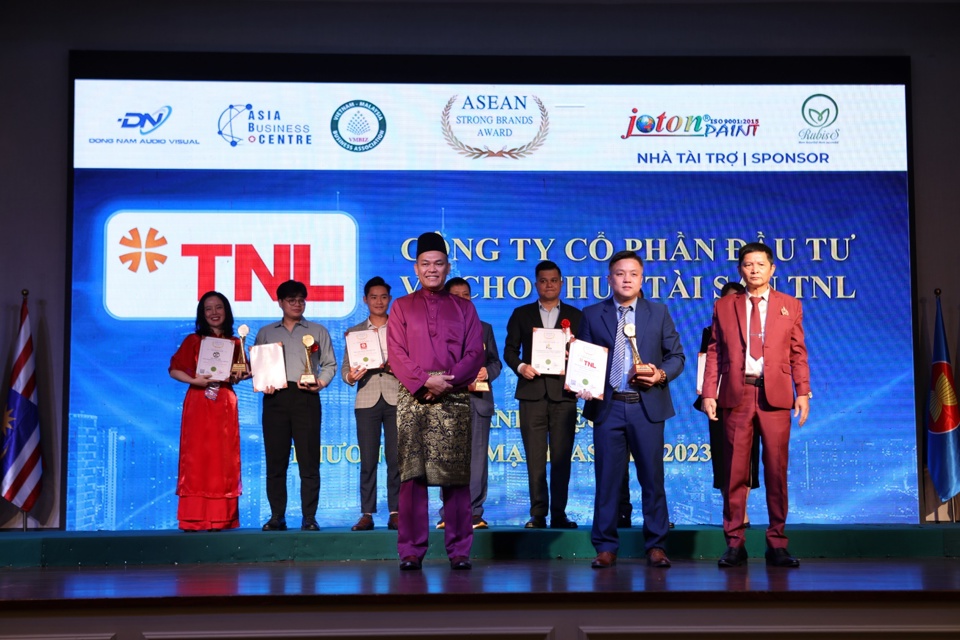 Đại diện C&ocirc;ng ty CP Đầu tư v&agrave; Cho thu&ecirc; T&agrave;i sản TNL vinh hạnh nhận giải thưởng Top 10 Thương hiệu Mạnh ASEAN 2023.