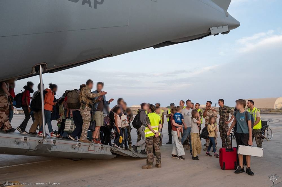Một m&aacute;y bay của qu&acirc;n đội Ph&aacute;p đ&atilde; sơ t&aacute;n được&nbsp;100 người khỏi thủ đ&ocirc; Khartoum đến Djibouti h&ocirc;m 23/4. Ảnh: AFP&nbsp;