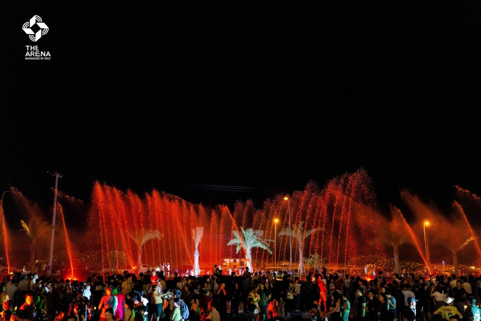 Show nhạc nước tại Phố đi bộ Arena Town