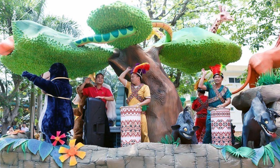 Carnival Vũ Hội Đại Dương tại C&ocirc;ng vi&ecirc;n Thi&ecirc;n đường Bảo Sơn. Ảnh: Ho&agrave;i Nam
