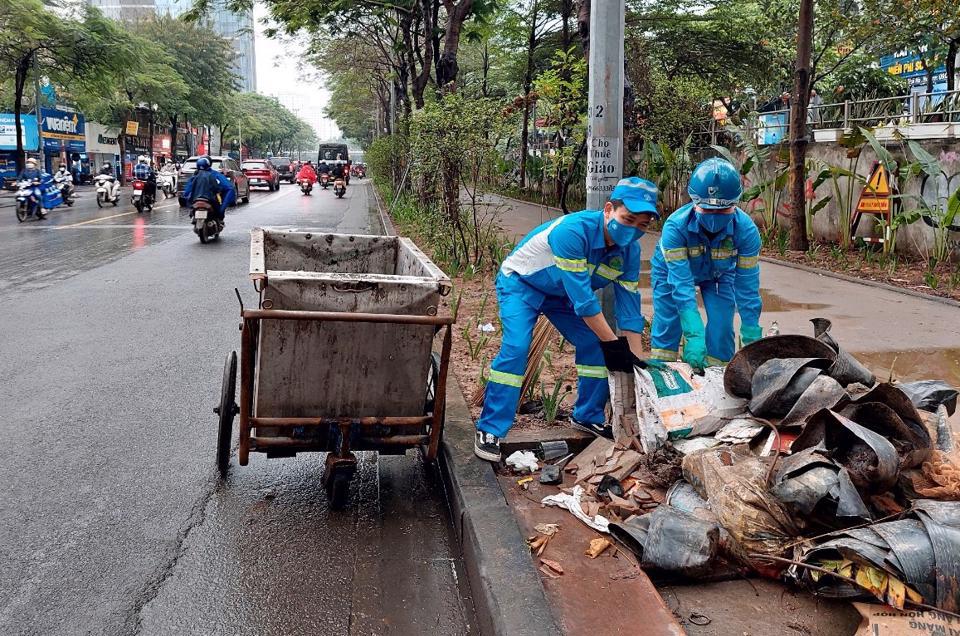 Công nhân vệ sinh môi trường Chi nhánh Đống Đa tổ chức duy trì vệ sinh môi trường trên đường Thái Hà.