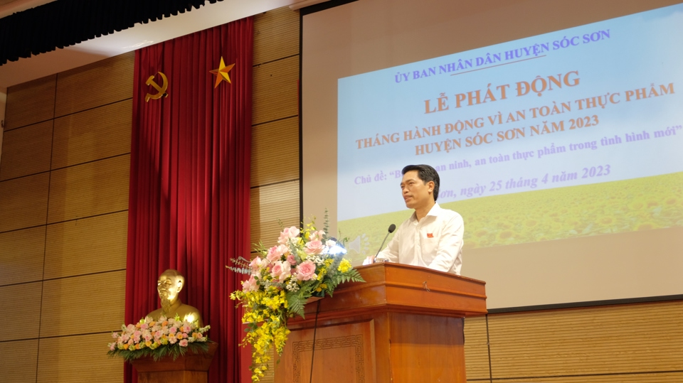 Ph&oacute; Chủ tịch UBND huyện S&oacute;c Sơn Hồ Việt H&ugrave;ng ph&aacute;t biểu tại lễ ph&aacute;t động.
