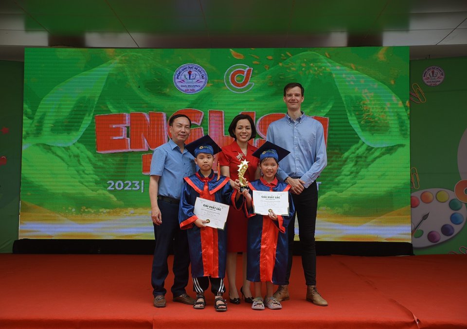 Ban Tổ chức trao giải Xuất sắc cho hai em học sinh ở phần thi Rung chu&ocirc;ng v&agrave;ng.