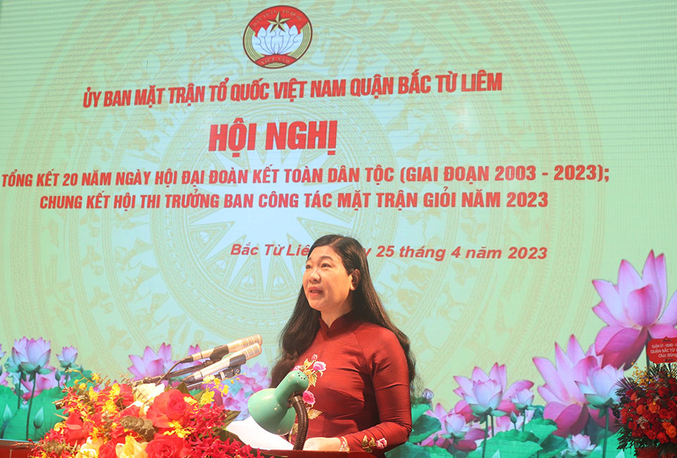 Chủ tịch Ủy ban MTTQ TP Hà N&ocirc;̣i Nguyễn Lan Hương phát bi&ecirc;̉u tại h&ocirc;̣i nghị.