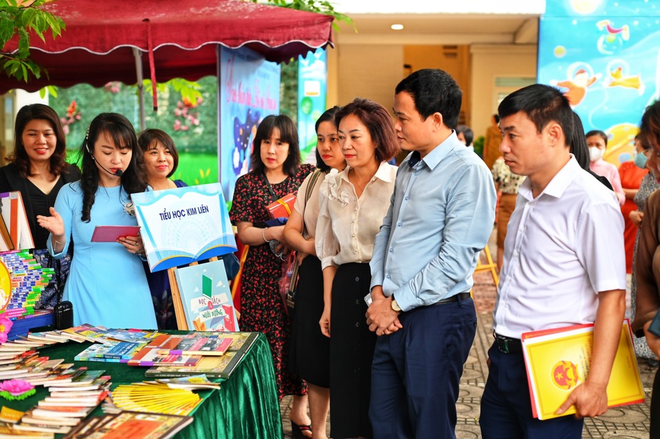 Ph&oacute; Chủ tịch UBDN quận Đống Đa Nguyễn Thanh T&ugrave;ng thăm quan gian trưng b&agrave;y s&aacute;ch tại&nbsp;trường Tiểu học Trung Tự.