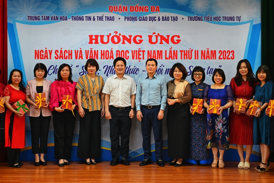 Ph&oacute; Chủ tịch UBDN quận Đống Đa Nguyễn Thanh T&ugrave;ng trao s&aacute;ch cho c&aacute;c đơn vị.