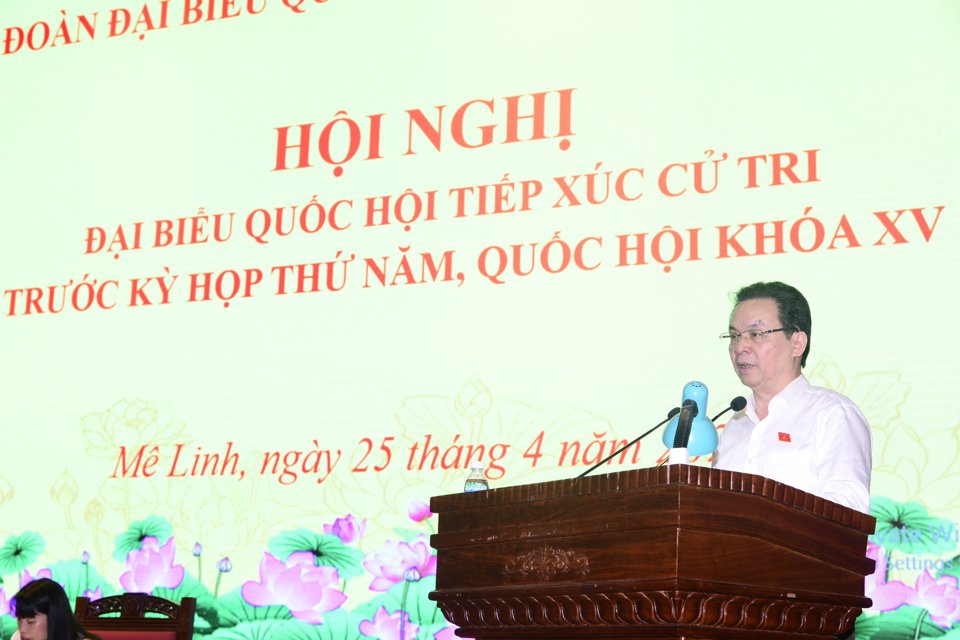 Đại biểu Quốc hội Ho&agrave;ng Văn Cường tiếp thu, trao đổi với cử tri