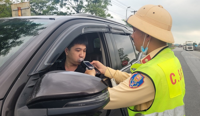 C&aacute;c tổ c&ocirc;ng t&aacute;c tiếp tục triển khai quyết liệt chuy&ecirc;n đề kiểm tra nồng độ cồn tr&ecirc;n c&aacute;c tuyến đường