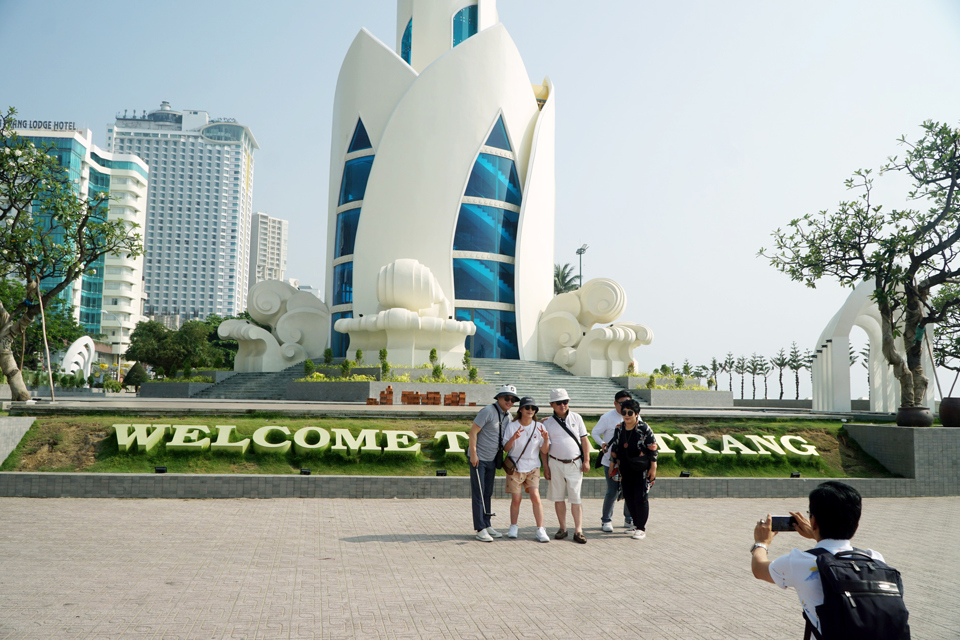 Kh&aacute;ch du lịch tại Th&aacute;p Trầm hương TP Nha Trang (Kh&aacute;nh H&ograve;a). Ảnh: Ho&agrave;i Nam