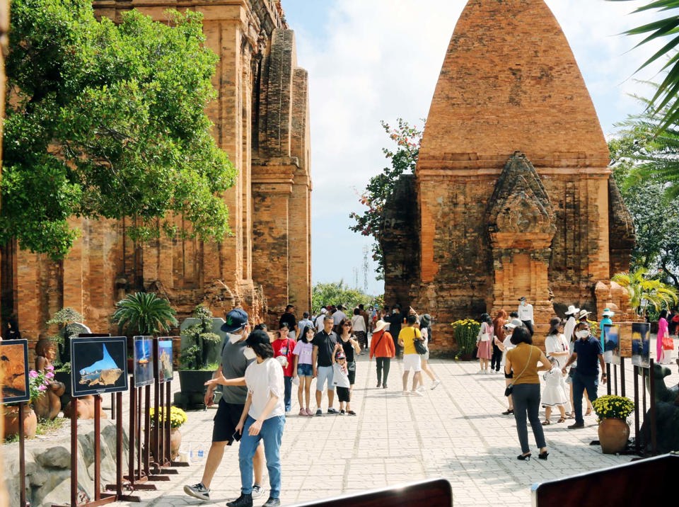 Kh&aacute;ch du lịch thăm quan th&aacute;p b&agrave; Ponagar (Nha Trang). Ảnh: Ho&agrave;i Nam