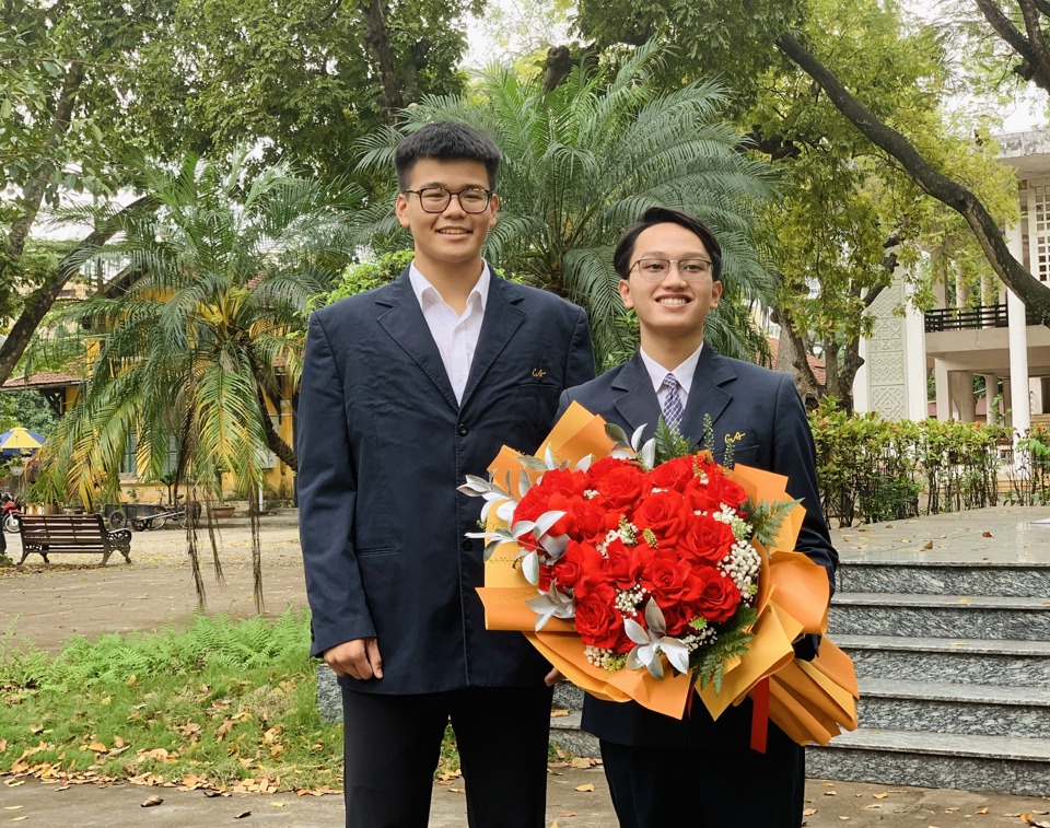 Nguyễn Hoàng Sơn và người bạn Lê Hà Anh (lớp 12D2)- hai học sinh tiêu biểu xuất sắc Trường THPT Chu Văn An vừa được kết nạp đảng