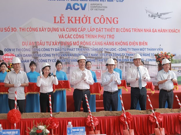 Đ/c Nguyễn Văn Luyến &ndash; Ph&oacute; B&iacute; Thư Đảng ủy, Tổng gi&aacute;m đốc Tổng c&ocirc;ng ty UDIC (đứng thứ 3 từ b&ecirc;n tr&aacute;i sang) c&ugrave;ng đại diện UBND Tỉnh Điện Bi&ecirc;n, Tổng c&ocirc;ng ty h&agrave;ng kh&ocirc;ng Việt Nam v&agrave; đại diện c&aacute;c đơn vị thực hiện nghi thức động thổ khởi c&ocirc;ng Dự &aacute;n